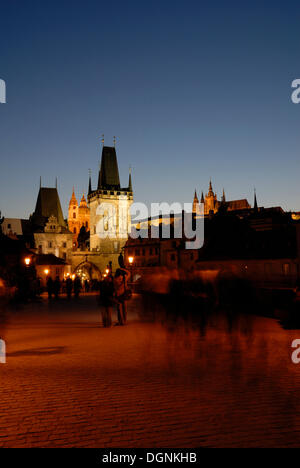 Sur le pont Charles, vue de la Tour Poudrière, de la vieille ville, site du patrimoine mondial de l'UNESCO, Prague, République Tchèque, Europe Banque D'Images