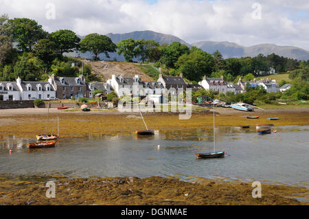 Bateaux à marée basse à la terre dans un petit village de pêcheurs, Ecosse, Royaume-Uni Banque D'Images