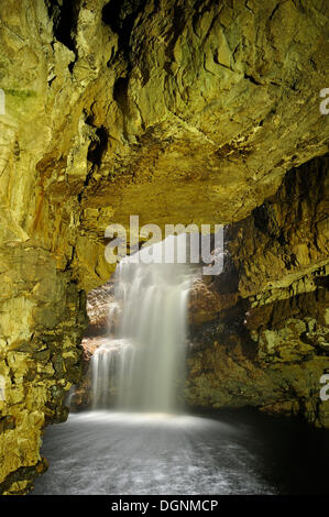 Smoo Cave, rivière qui coule vers le bas dans une grotte calcaire, Schottland, Durness, Sutherland, comté de Highland, Ecosse, Royaume-Uni Banque D'Images