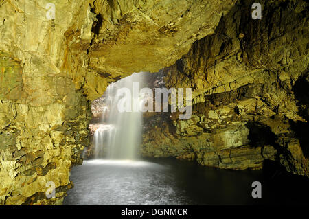 Smoo Cave, rivière qui coule vers le bas dans une grotte calcaire, Schottland, Durness, Sutherland, comté de Highland, Ecosse, Royaume-Uni Banque D'Images