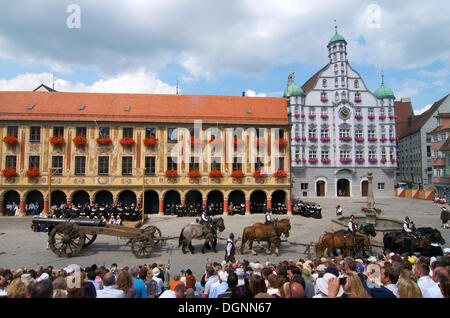 1630 Wallenstein procession en face de la maison de l'impôt sur la place du marché à Memmingen, Bavière Allgaeu, Banque D'Images