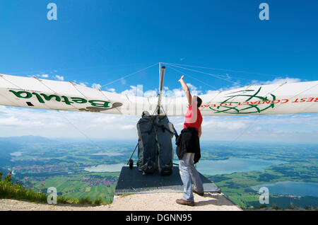 Planeur sur la montagne Tegelberg avec vue sur le lac Forggensee, Füssen, en Bavière Allgaeu Banque D'Images