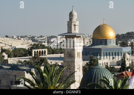 Jeruslaem, Israël. 23 Oct, 2013. Derniers rayons de soleil sur la vieille ville de Jérusalem peindre le dôme doré de Haram al-Charif, l'un des plus importants sites religieux dans le judaïsme, le christianisme et l'Islam. Jérusalem, Israël. Credit : Alon Nir/Alamy Live News Banque D'Images