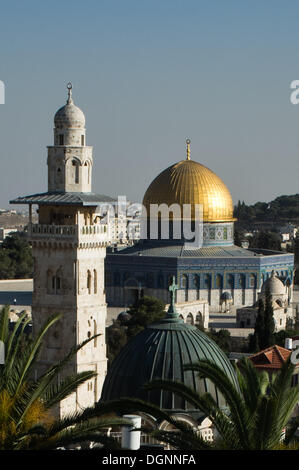 Jeruslaem, Israël. 23 Oct, 2013. Derniers rayons de soleil sur la vieille ville de Jérusalem peindre le dôme doré de Haram al-Charif, l'un des plus importants sites religieux dans le judaïsme, le christianisme et l'Islam. Jérusalem, Israël. Credit : Alon Nir/Alamy Live News Banque D'Images