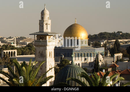 Jeruslaem, Israël. 23 Oct, 2013. Derniers rayons de soleil sur la vieille ville de Jérusalem peindre le dôme doré de Haram al-Charif, l'un des plus importants sites religieux dans le judaïsme, le christianisme et l'Islam. Jérusalem, Israël. Credit : Alon Nir/Alamy Live News Banque D'Images