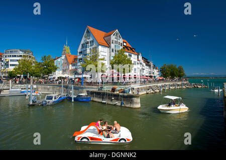 Pédalos dans le port de Friedrichshafen, le lac de Constance, Bade-Wurtemberg Banque D'Images