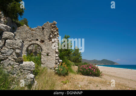 Ruines sur la plage d'Olympos près de Kemer, Lycie, Riviera turque, la Turquie, l'Asie occidentale Banque D'Images