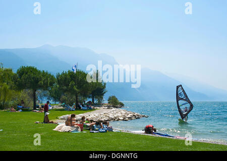 Plage de Riva del Garda sur le lac de Garde, le Trentin, Italie, Europe Banque D'Images