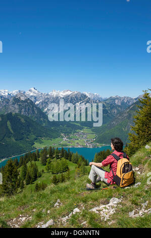 Femme Durrakreuz point de vue, profitant de la vue sur le Lac Achensee, Tyrol, Autriche, Europe Banque D'Images