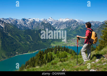 Le Durrakreuz randonneur à la recherche de point d'observation sur le Lac Achensee, Tyrol, Autriche, Europe Banque D'Images