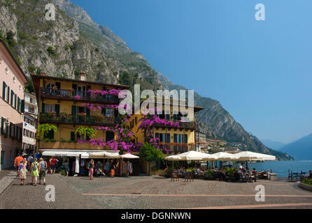 Restaurants à Limone sul Garda, Trentino, en Italie, en Europe Banque D'Images