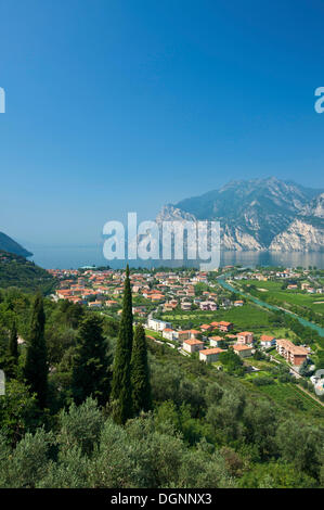 Vue aérienne de Torbole sur le lac de Garde, le Trentin, Italie, Europe Banque D'Images