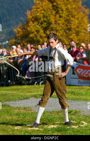 Garçon avec Lederhosen traditionnelles à une concurrence Schnalzer à Saalfelden, région de Pinzgau, Salzburger Land, Autriche, Europe Banque D'Images