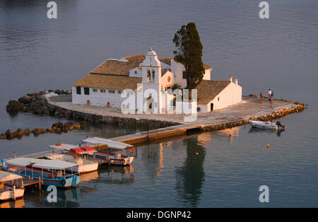 Vue depuis l'île de Kanoni de Vlachernes avec un monastère, près de Réthymnon, Corfou, îles Ioniennes, Grèce, Europe Banque D'Images