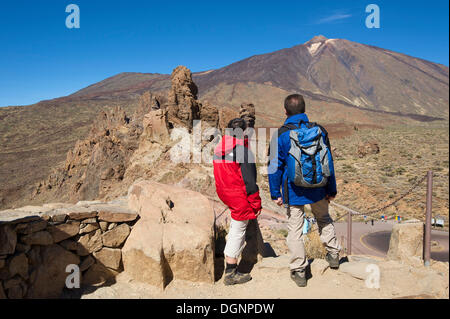 Les touristes, Los Roques dans le Parque Nacional del Teide, Tenerife, Canaries, Espagne, Europe Banque D'Images