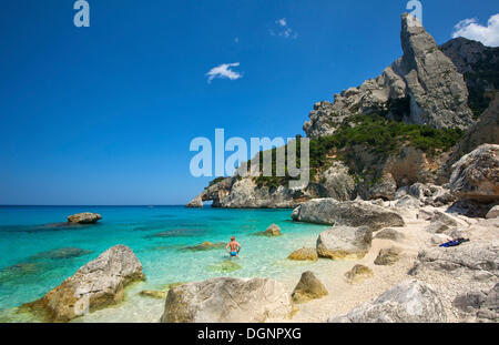 Plage rocheuse, Cala Goloritze, Golfo di Orosei, Parco Nazionale del Gennargentu e Golfo di Goloritze, Sardaigne, Italie Banque D'Images