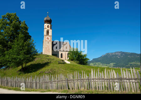 Église de Saint Constantin, Völs, Alpe di Siusi, province du Tyrol du Sud, Vénétie, Italie Banque D'Images