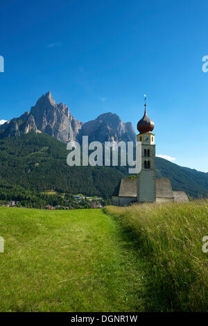 Eglise de Saint Valentin, Seis am Schlern, province du Tyrol du Sud, Vénétie, Italie Banque D'Images