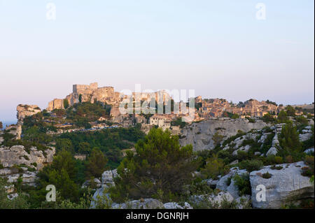 Vieux village ruiné en partie, des Baux-de-Provence, au crépuscule, Les Baux-de-Provence, département Bouches-du-Rhône, région Banque D'Images