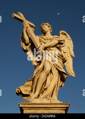 Angel statue, Ponte Sant'Angelo, Rome, Italie, Europe Banque D'Images