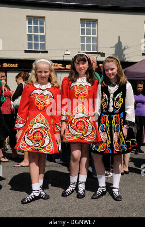 Les enfants en costume traditionnel avec Neo-Celtic motivations pour un événement avec la danse irlandaise à la ville, équitable, Birr Offaly, Midlands Banque D'Images