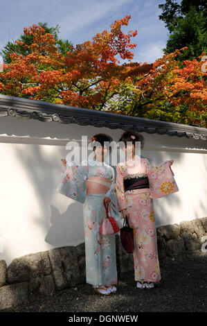 Les jeunes femmes japonaises en kimonos en face de couleur d'automne des érables, Nanzenji Temple, Kyoto, Japon, Asie Banque D'Images