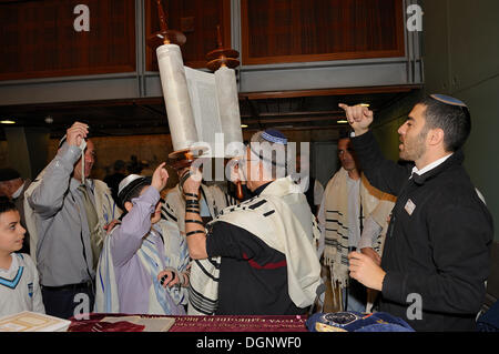 Bar Mitzvah, juifs venant de rituel de l'âge, les hommes holding up de Torah, Mur Occidental ou Mur des lamentations, vieille ville de Jérusalem Banque D'Images