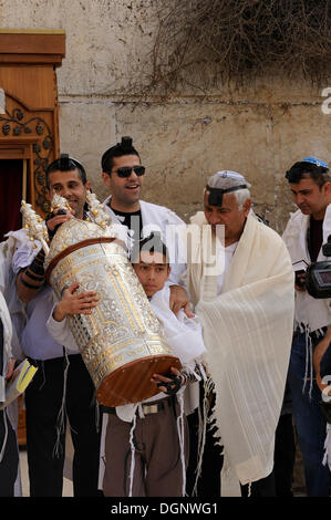 Garçon juif portant la Torah du sanctuaire au Mur des lamentations, le Mur occidental, à une table, Bar Mitsvah celebration Banque D'Images