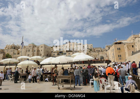 Bar Mitzvah, cérémonie de célébration de la maturité religieuse, au Mur des lamentations ou de l'Ouest en direction du Quartier Juif Banque D'Images