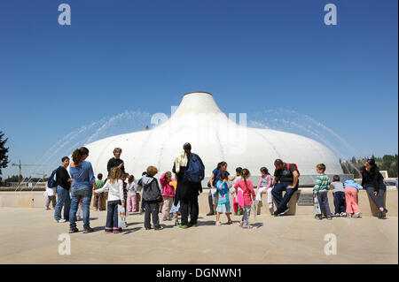 Les enfants et les enseignants à la recherche à la structure du toit du Sanctuaire du Livre, Quram morte, Musée d'Israël, Jérusalem Ouest Banque D'Images