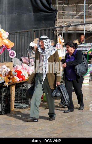 Les Palestiniens à la Porte de Damas, le quartier musulman, Jérusalem, Israël, dans l'ouest de l'Asie, Moyen-Orient Banque D'Images