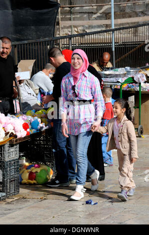 Femme palestinienne avec un foulard et des vêtements à la mode, tenant une jeune fille par la main à la Porte de Damas, le quartier musulman Banque D'Images