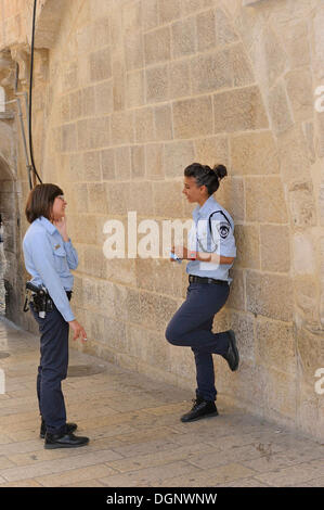 Les femmes agents de police israélien devant l'Église du Rédempteur, quartier chrétien de Jérusalem, Israël, l'Asie occidentale Banque D'Images