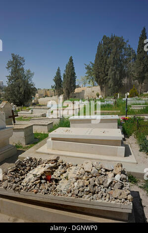 Tombe d'Oskar Schindler, un grand nombre de pierres tombales d'après le cimetière juif, le cimetière de la tradition franciscaine sur la montagne de Sion Banque D'Images