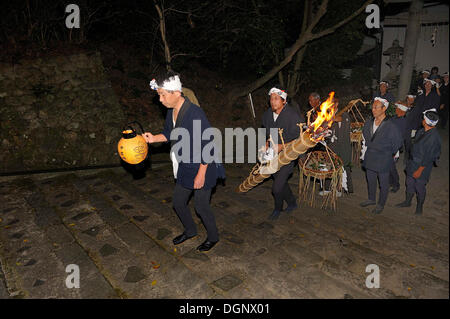 Pour un feu-Matsuri en automne torches sont allumées dans chaque district et dans les rues à la temple shintoïste Banque D'Images