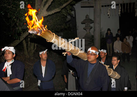 Pour un feu-Matsuri en automne torches sont allumées dans chaque district et dans les rues à la temple shintoïste Banque D'Images