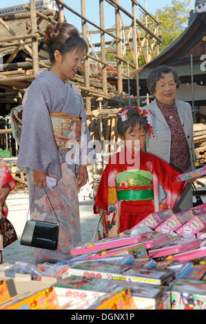 Shichi-go-san, Seven-Five-Trois festival, une fille dans un kimono avec des bijoux de cheveux, sa mère aussi dans un kimono et son Banque D'Images