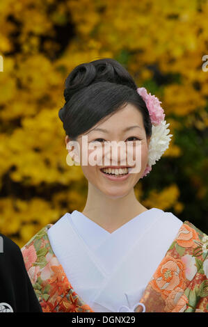 Femme portant un kimono japonais pour le printemps avec un col kimono et une updo avec chrysanthèmes, sanctuaire Shimogamo Schrein Banque D'Images