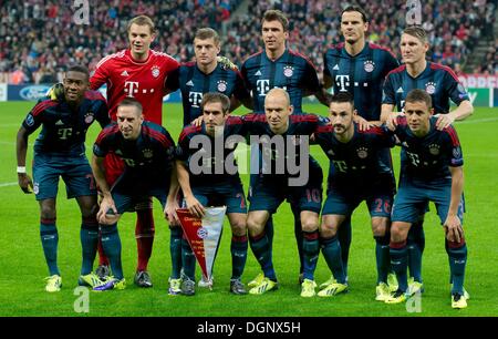 Munich, Allemagne. 23 Oct, 2013. Munich, David Alaba (B, L-R), Manuel Neuer, Toni Kroos, Mario Mandzukic, Daniel van Buyten, Bastian Schweinsteiger, Franck Ribery (F, L-R), Philipp Lahm, Arjen Robben, Diego Contento et Rafinha avant la Ligue des Champions du groupe D match entre Bayern Munich et Viktoria Plzen à l'Allianz Arena de Munich, Allemagne, 23 octobre 2013. Photo : Sven Hoppe/dpa/Alamy Live News Banque D'Images