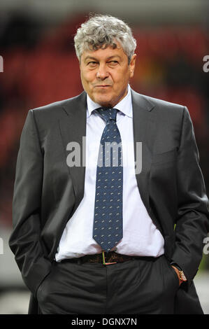 Leverkusen, Allemagne. 23 Oct, 2013. L'entraîneur-chef du Shakhtar Donetsk Mircea Lucescu se tenir sur le côté avant de la Ligue des Champions, un match de groupe entre Bayer 04 Leverkusen et le FC Shakhtar Donetsk à la BayArena à Leverkusen, Allemagne, 23 octobre 2013. Photo : Marius Becker/dpa/Alamy Live News Banque D'Images