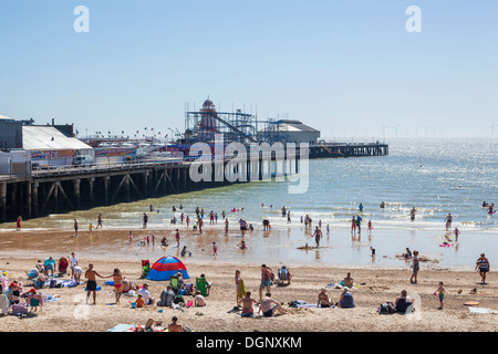 L'Angleterre, l'East Anglia, Essex, Clacton-on-Sea, Beach and Pier Banque D'Images