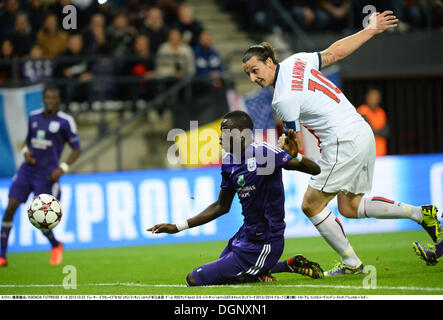 Bruxelles, Belgique. 23 Oct, 2013. Zlatan Ibrahimovic (PSG) Football / Soccer : Zlatan Ibrahimovic de Paris Saint-Germain marque son deuxième but de l'équipe au cours de l'UEFA Champions League Groupe C entre le RSC Anderlecht 0-5 Paris Saint-Germain au stade Constant Vanden Stock à Bruxelles, Belgique . Credit : Takamoto Tokuhara/AFLO/Alamy Live News Banque D'Images