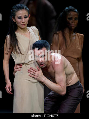 Berlin, Allemagne. 23 Oct, 2013. Les membres de la compagnie de danse de la chorégraphe allemande Sasha Waltz effectuer pendant une étape de la répétition de danse 'Sacre - scéne d'amour' (lit. - Saint Amour) sur la scène du Schillertheater à Berlin, Allemagne, 23 octobre 2013. Photo : Tim Brakemeier/dpa/Alamy Live News Banque D'Images