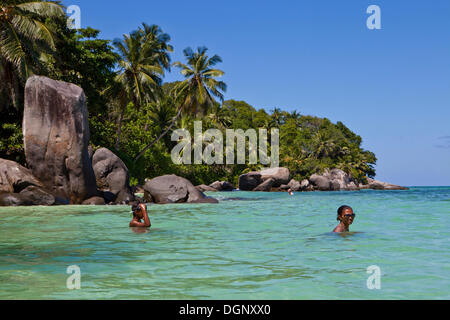 Les gens nager dans la mer, Anse Royale, Mahé, Seychelles, Afrique, Océan Indien Banque D'Images