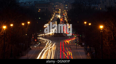 Location de light trails au Max II monument ou Maxmonument, Munich, Haute-Bavière, Bavière, Allemagne Banque D'Images