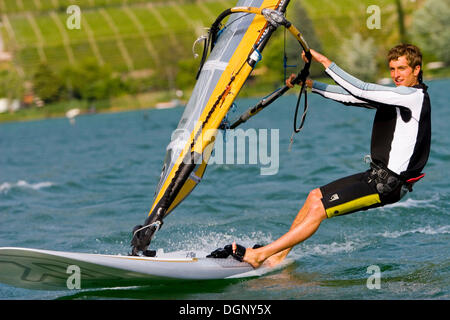 Wind surfer le surf sur le lac de Caldaro, province de Bolzano-Bozen, Italie, Europe Banque D'Images