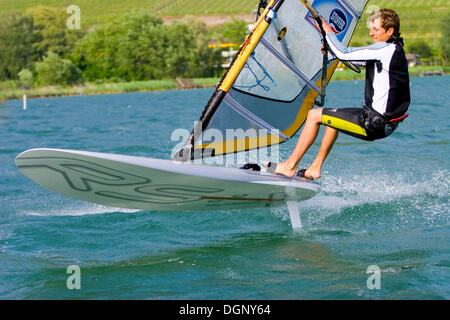 Wind surfer le surf sur le lac de Caldaro, province de Bolzano-Bozen, Italie, Europe Banque D'Images