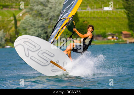 Wind surfer le surf sur le lac de Caldaro, province de Bolzano-Bozen, Italie, Europe Banque D'Images