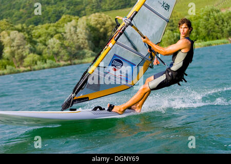 Wind surfer le surf sur le lac de Caldaro, province de Bolzano-Bozen, Italie, Europe Banque D'Images