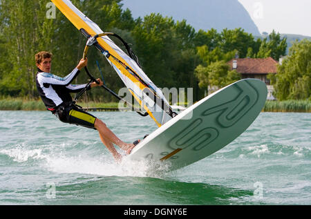 Wind surfer le surf sur le lac de Caldaro, province de Bolzano-Bozen, Italie, Europe Banque D'Images